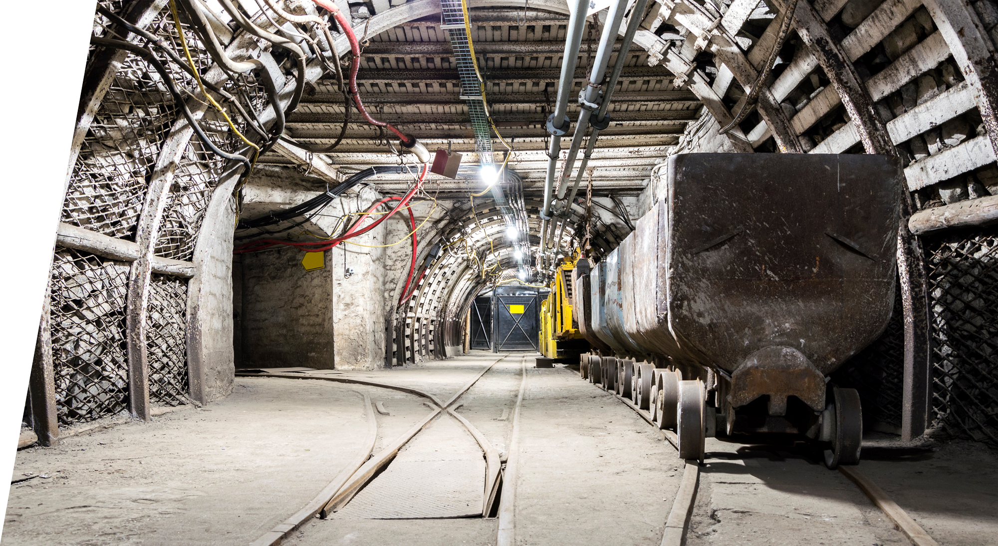 [Translate to English:] ausgeleuchtetes Tunnelsystem mit Schienen