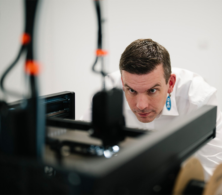 Mitarbeiter bei DRD prüft Status einer Maschine aufmerksam