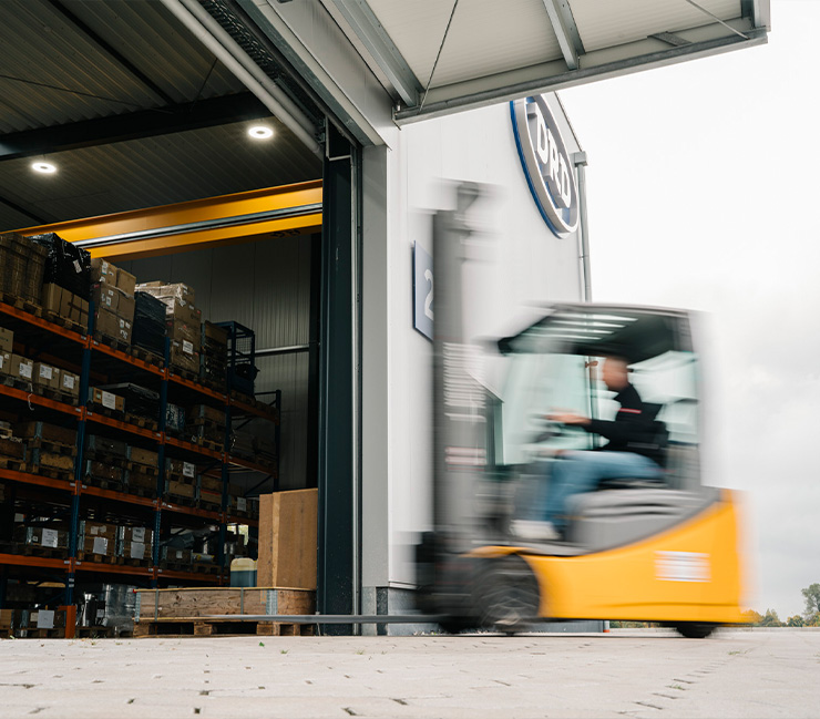 Mitarbeiter von DRD fährt mit Gabelstapler in die Halle