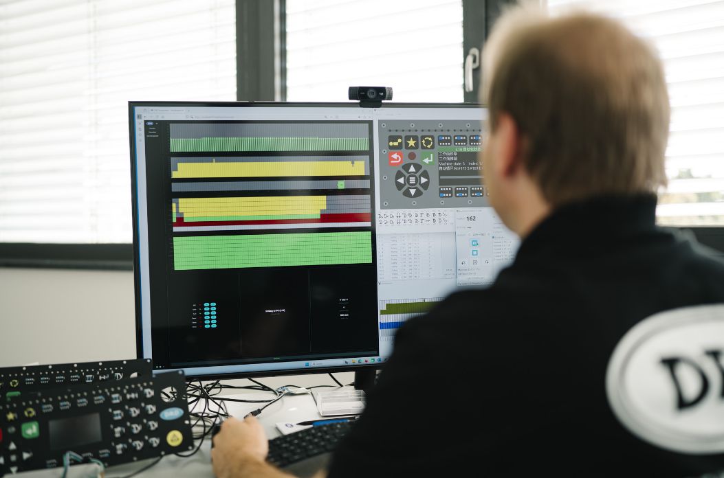 DRD-Mitarbeiter sitzt vor einem Computer und arbeitet an Software