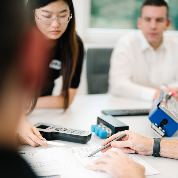 DRD-Mitarbeiter unterhalten sich an einem Konferenztisch