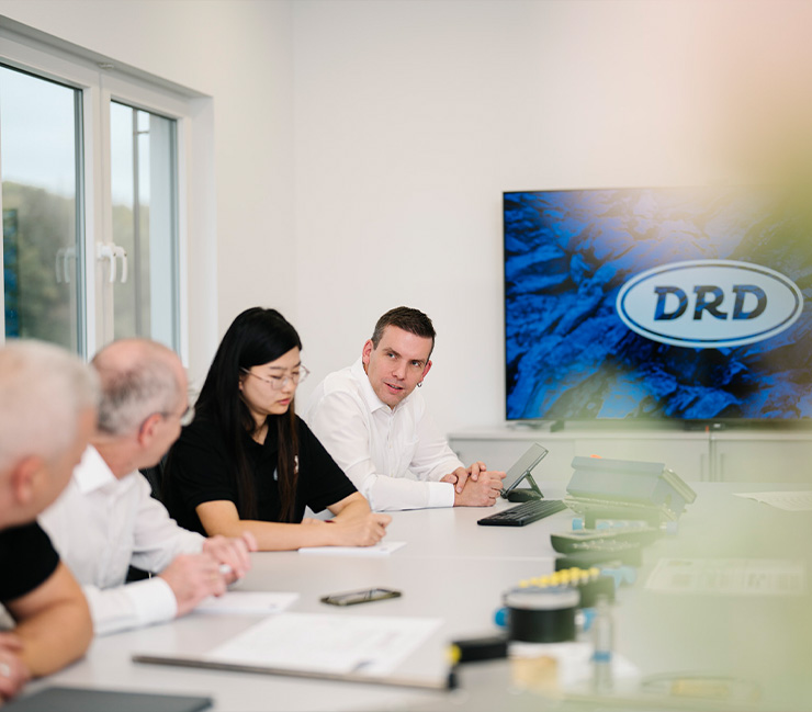 DRD-Mitarbeiter sitzen am Konferenztisch