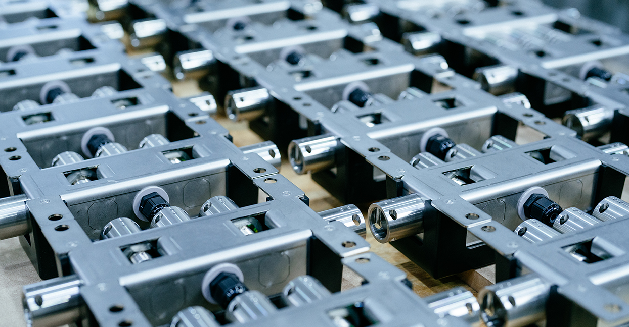 Reihe präzise gefertigter Metallkomponenten in der Produktionshalle von DRD Automation