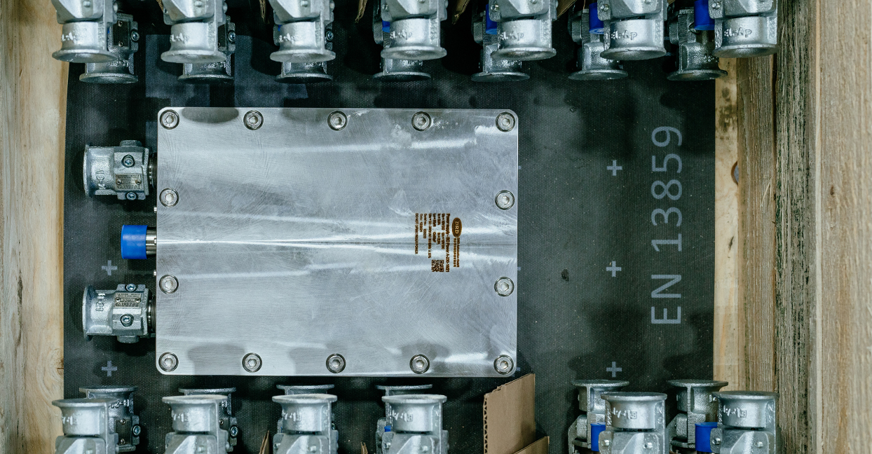 Metallmodul mit mehreren angeschlossenen Hydraulikleitungen auf dem Werksgelände von DRD Automation