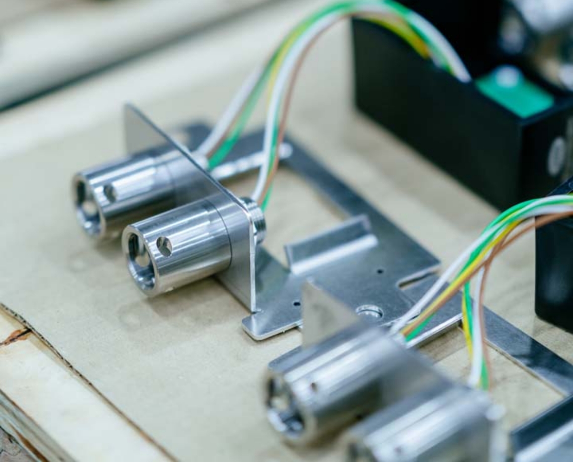 Hydraulische Ventile mit angeschlossenen Steuerleitungen auf einem Prüfstand bei DRD Automation