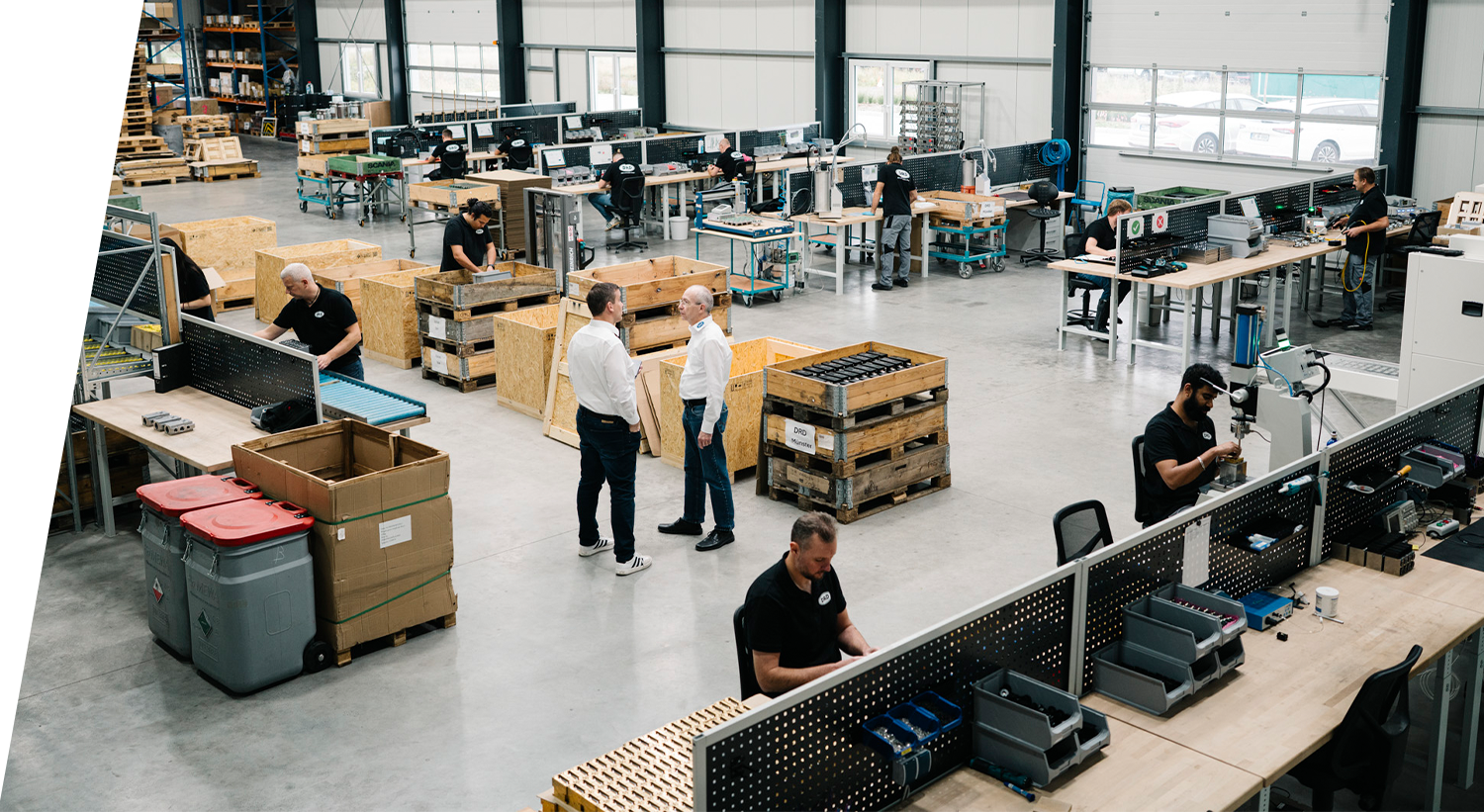 Zwei freundliche Mitarbeiter in der Produktionshalle